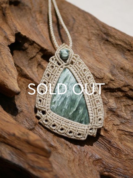 画像2: 癒しの天使 ◇ 大ぶりセラフィナイト・ペンダント (2)